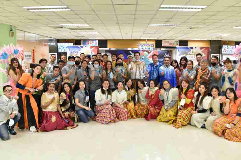 友達推動「安心、、創新、、、用心、、、、同心、、、盡心」五星職旅，，，，為菲籍員工打造全方位照護，，，首度贏得「人權實踐與發展領袖獎」殊榮