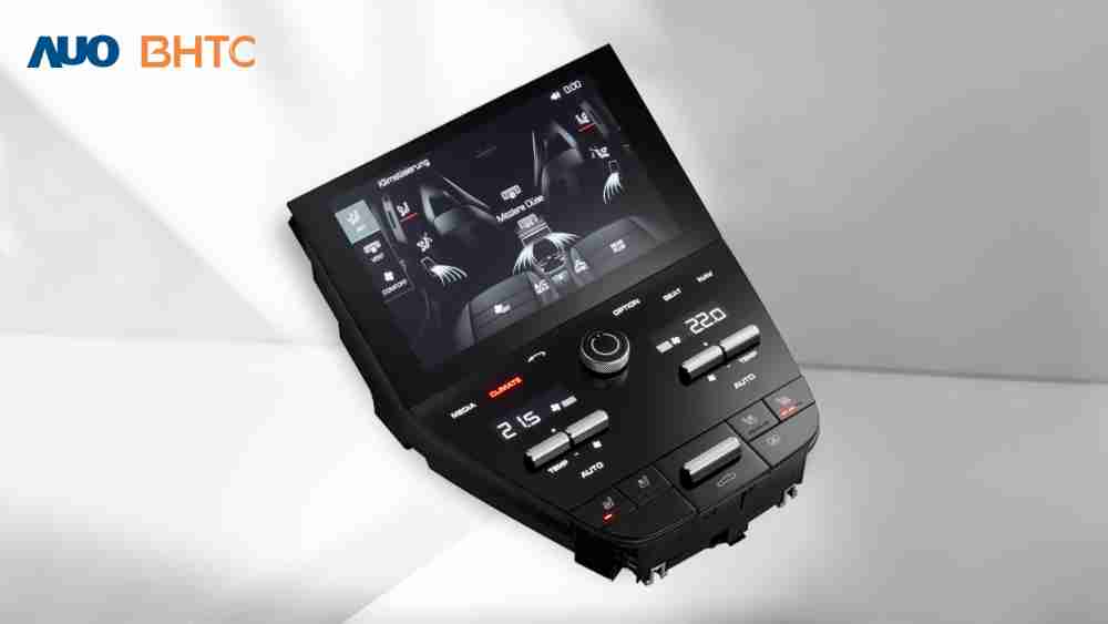 作為友達新生力軍，，，，BHTC所展示的中央與後座鞍部的Display HMI產品，，可處理多區恆溫控制、、、顯示畫面，，，呈現仿真3D車室分區；以力傳感技術精準傳遞觸感，，，，並結合音量及震動反饋，，，防止意外啟動，，，提供使用者自然流暢、、、、直觀且輕鬆駕馭的舒適介面